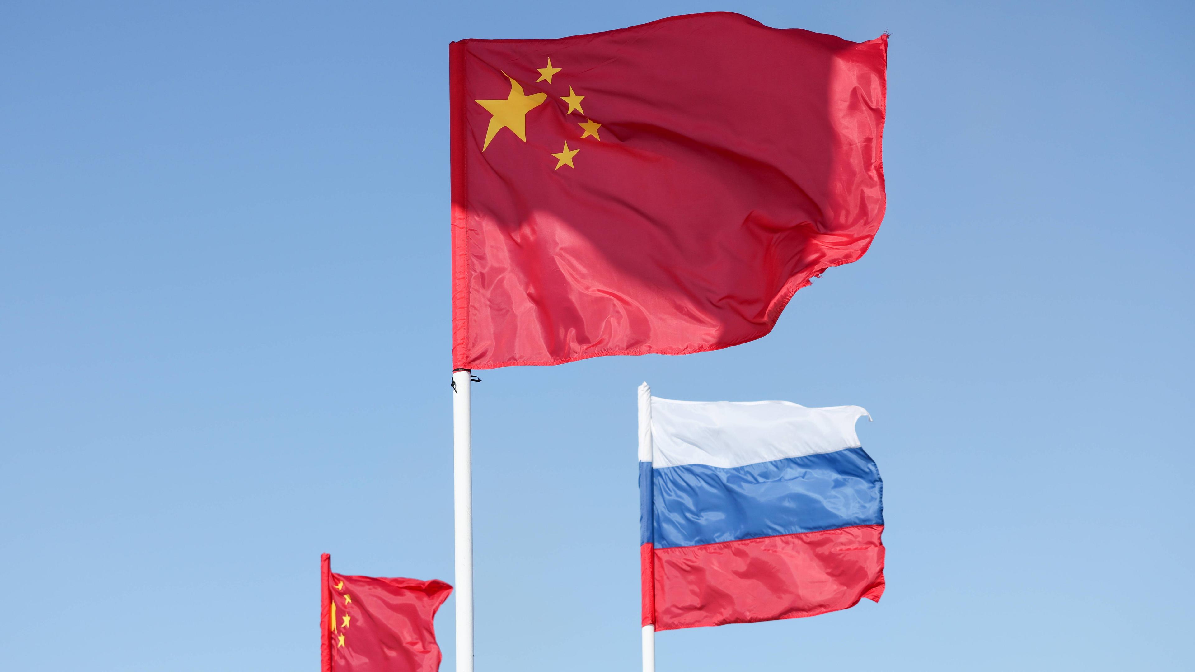 Fahnen von China Russland, aufgenommen am 25.02.2023