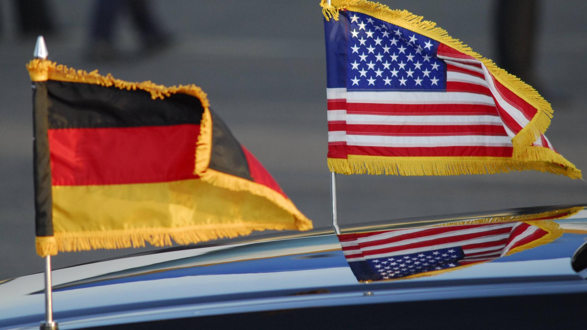 Nationalflagge Deutschland und USA an Pkw