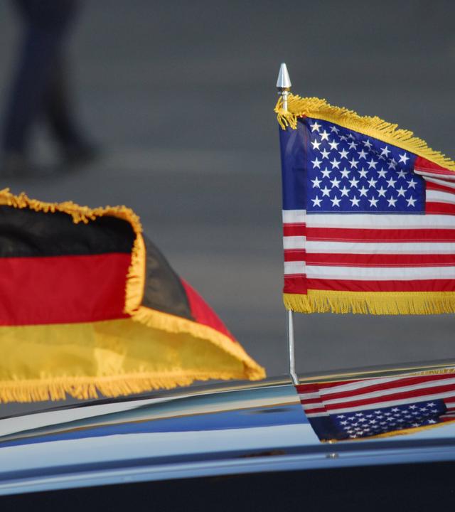 Nationalflagge Deutschland und USA an Pkw