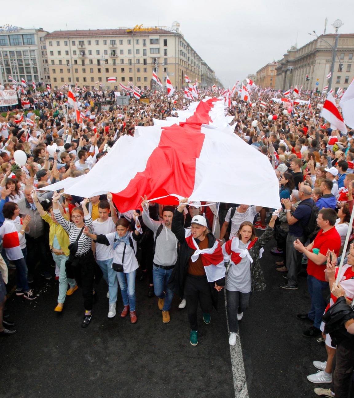 In Minsk protestieren Tausende gegen Präsident Lukaschenko und wehen dabei Weiß-Rot-Weiße Flaggen.