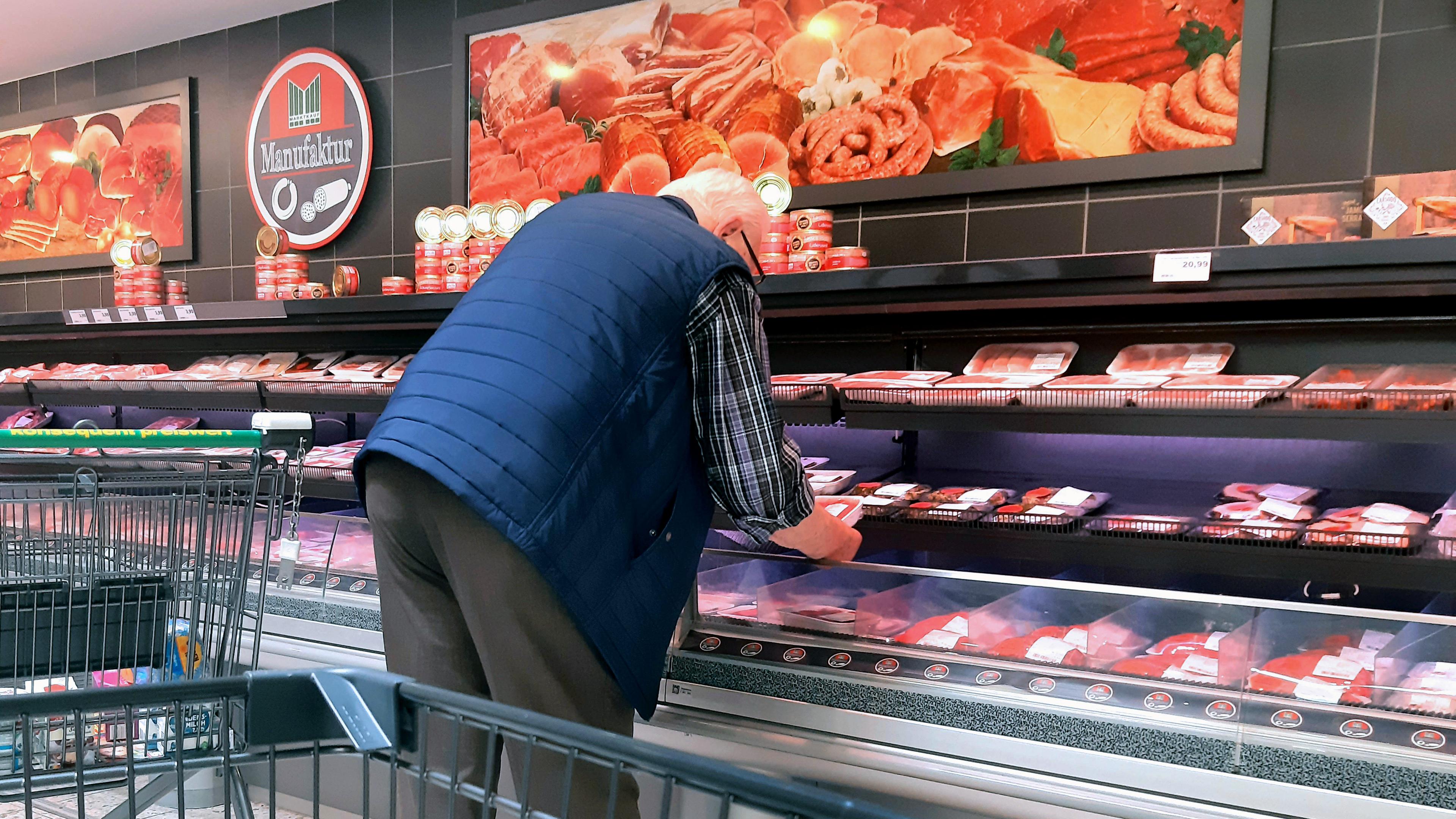 Fleischtheke in einem Supermarkt