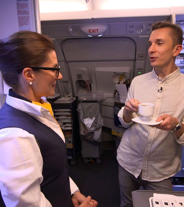 Eric trinkt Kaffee in der Bordküche