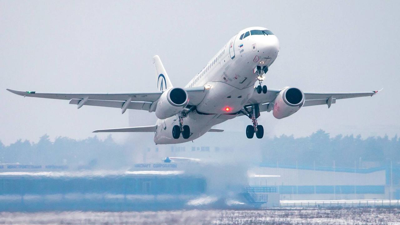 Ein Flugzeug startet am Flughafen. 