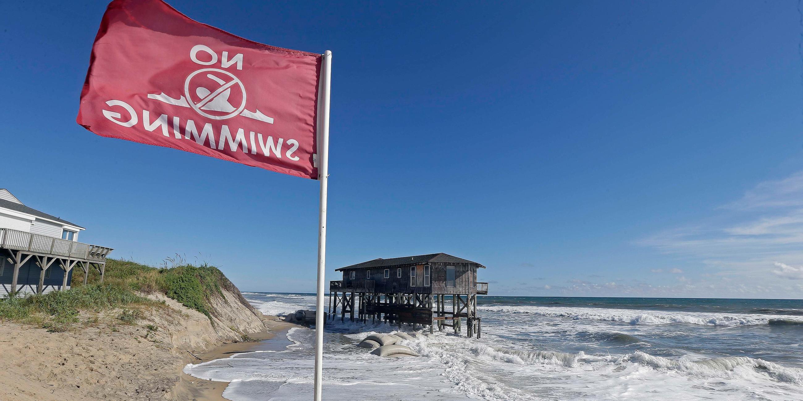 Rote Flagge am Strand von Nags Head, North Carolina.