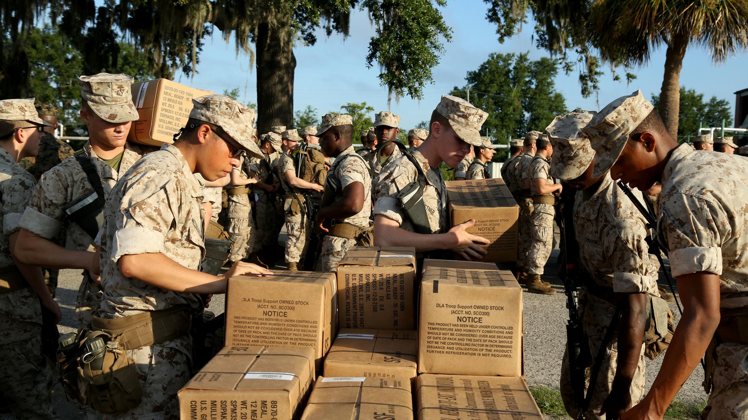US Marines bereiten sich auf Parris Island, South Carolina, auf Evakuierungen vor.
