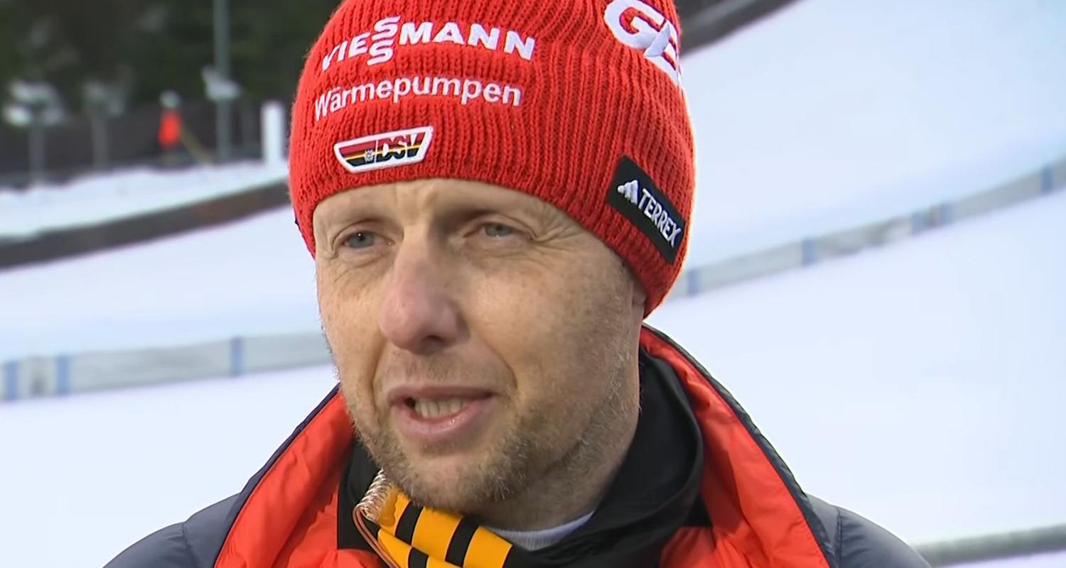 Florian Aichinger, Bundestrainer der Nordischen Kombination, ist in einem ZDF-Interview vor der Kamera zu sehen.