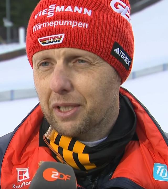 Florian Aichinger, Bundestrainer der Nordischen Kombination, ist in einem ZDF-Interview vor der Kamera zu sehen.