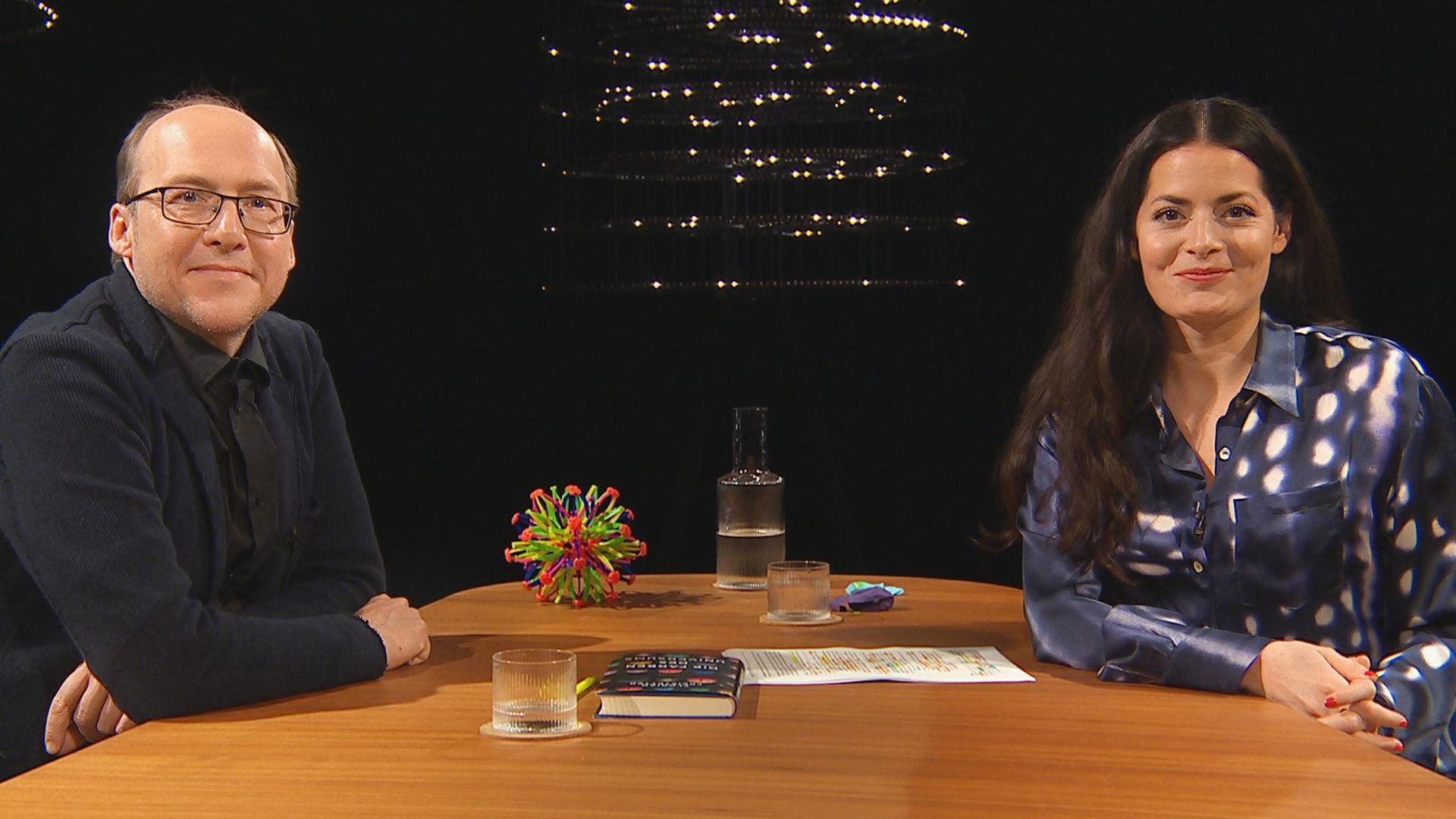 Sternstunde Philosophie Vom Urknall bis heute: Die Geschichte des Universums in Farben Florian Freistetter, Astronom, und Moderatorin Olivia Röllin  Copyright: SRF