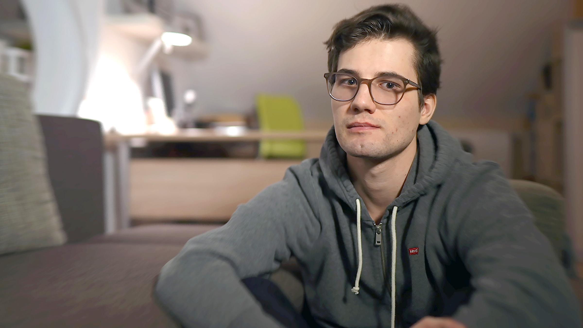 Long-COVID-Patient Florian in seinem Zimmer