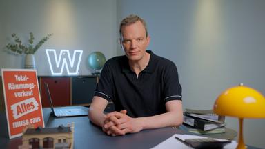 ZDF-Wirtschaftskorrespondent Florian Neuhann im Studio von "WISO - Wirtschaft erklärt"