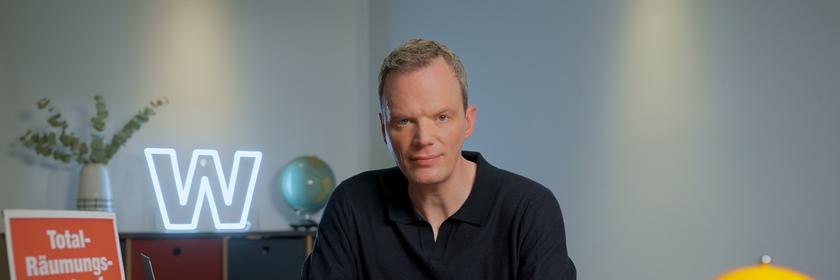 ZDF-Wirtschaftskorrespondent Florian Neuhann im Studio von "WISO - Wirtschaft erklärt"