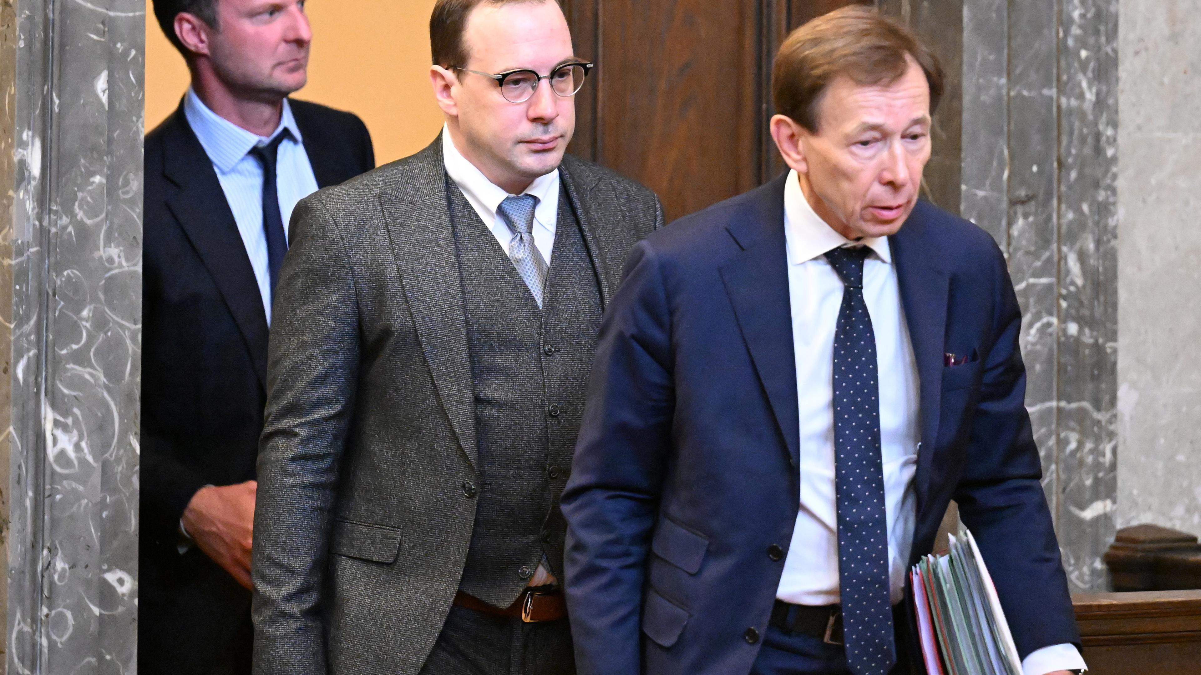 Österreich, Wien: Anwalt Philipp Wolm (l-r), der Angeklagte ehemalige Burgschauspieler Florian Teichtmeister und sein Anwalt Rudolf Mayer vor Verhandlungsbeginn.