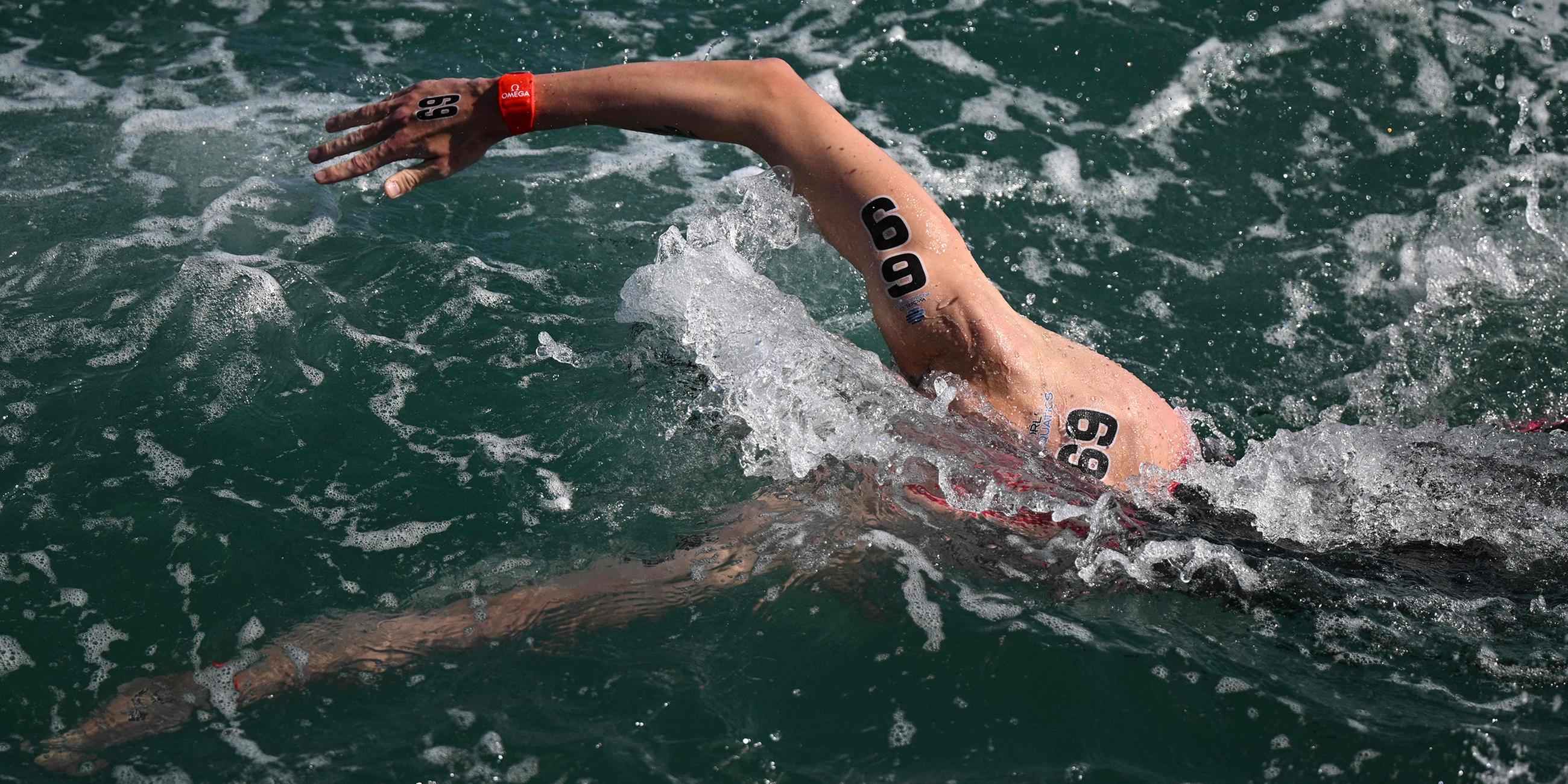 Florian Wellbrock beim 10 km Freiwasserschwimmen der Männer während bei den World Aquatics 2024.
