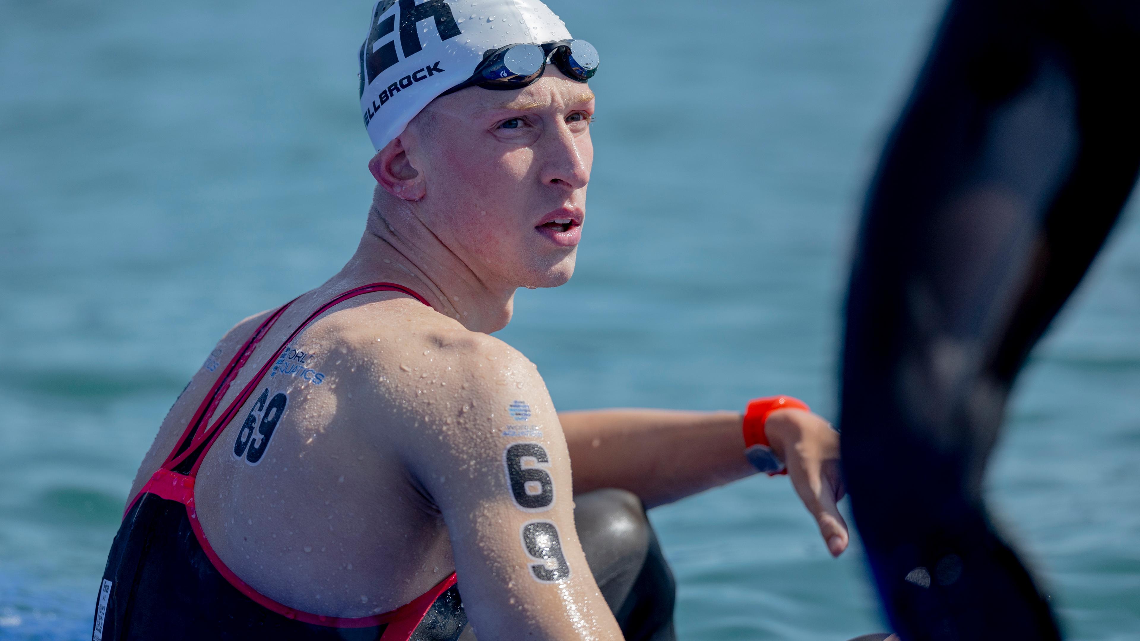 Katar, Doha: Schwimmen: Weltmeisterschaft, Freiwasser - 10 km, Männer: Florian Wellbrock aus Deutschland sitzt nach dem Wettkampf enttäuscht am Wasser.