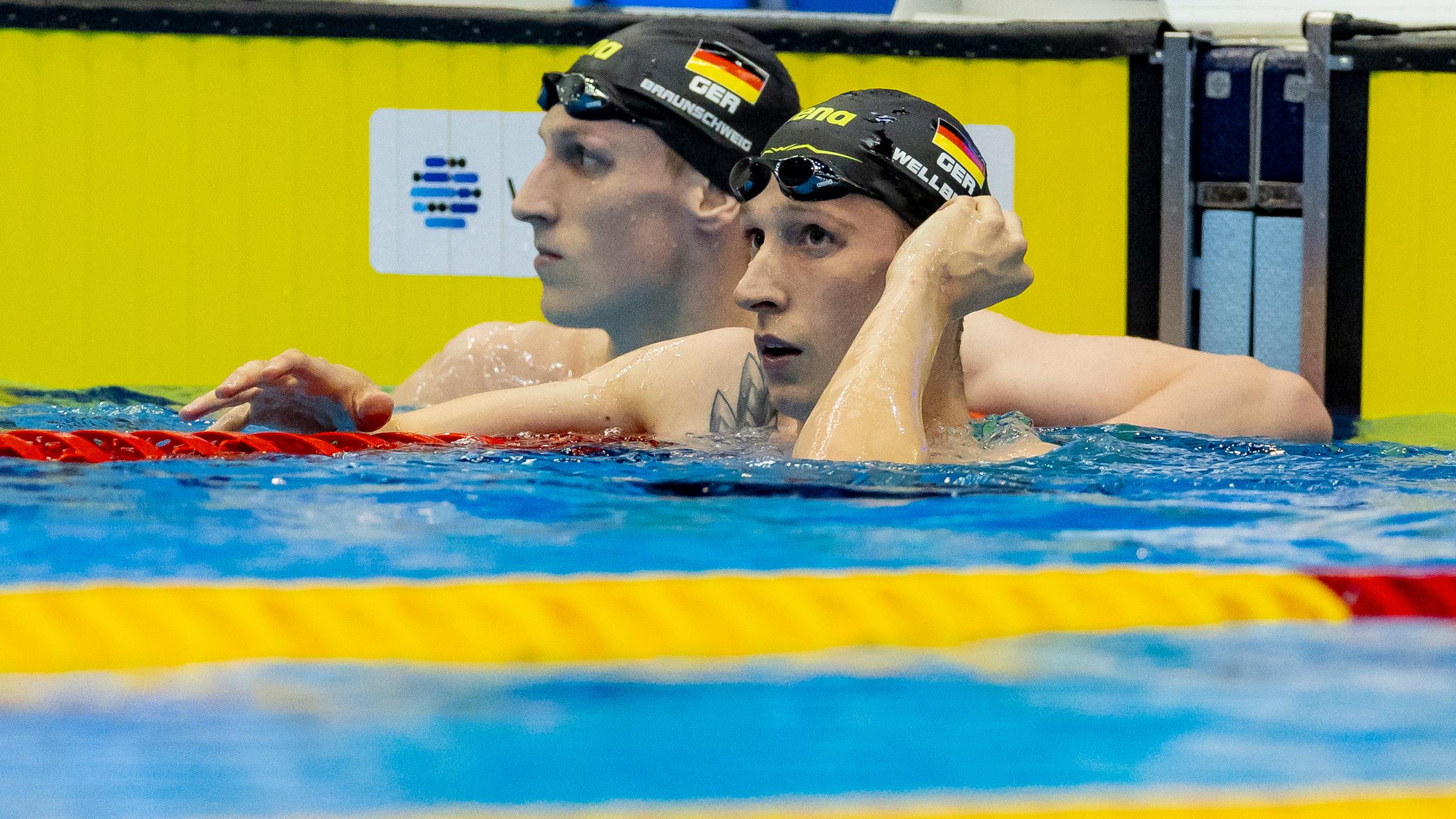 29.07.2023, Japan, Fukuoka: Schwimmen: Weltmeisterschaft, 1500m, Männer, Vorläufe. Lukas Märtens und Florian Wellbrock (r).