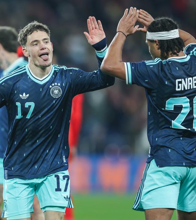 Der deutsche Nationalspieler Florian Wirtz jubelt zusammen mit Serge Gnabry nach seinem Treffer zum 3:4 im Fussball Länderspiel gegen die Schweiz