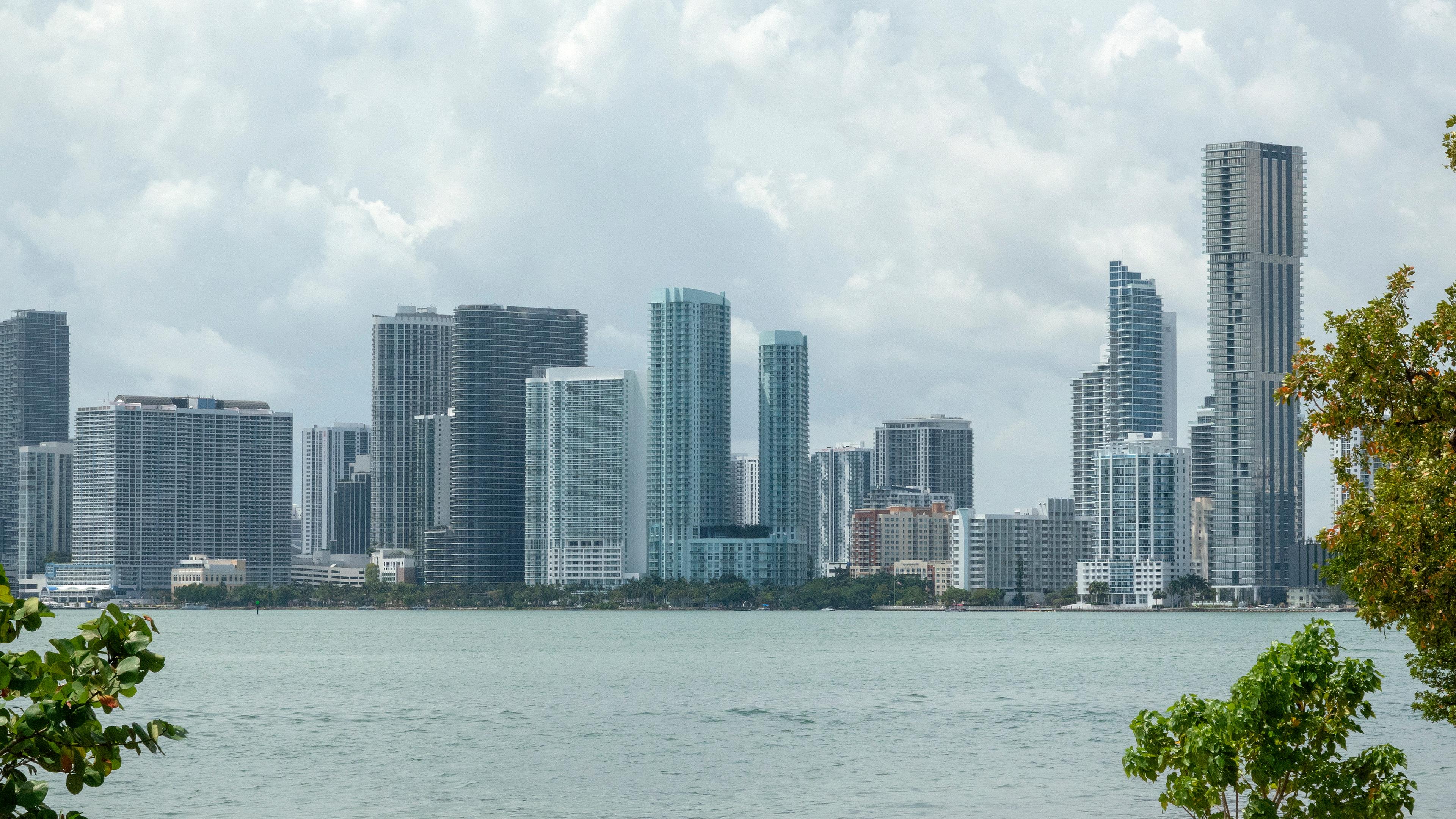 Die Skyline von Miami, im Vordergrund Wasser.