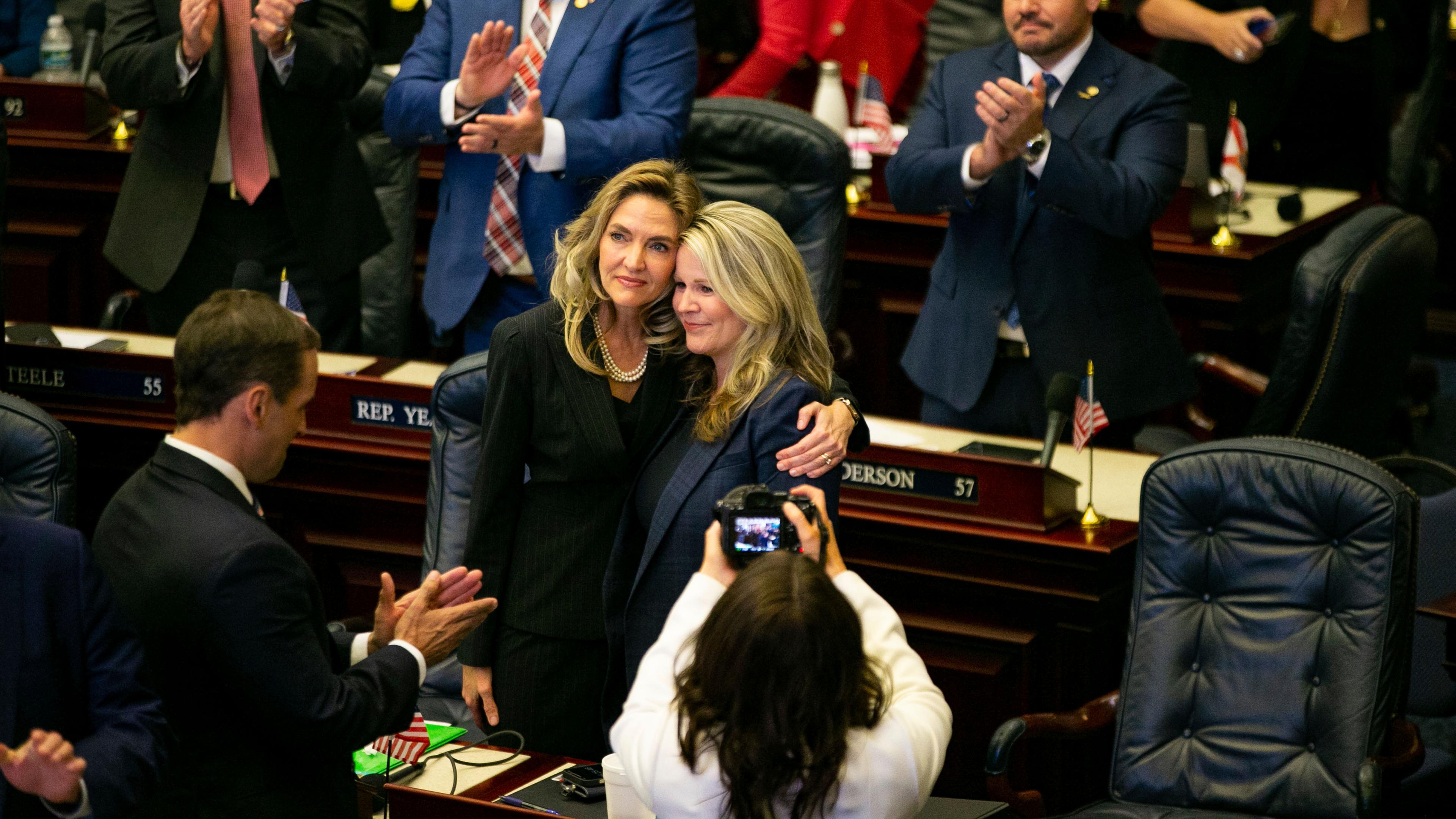 Zwei Abgeordnete des US-Bundesstaates Florida feiern einen Gesetzentwurf zu einem verschärften Abtreibungsrecht.
