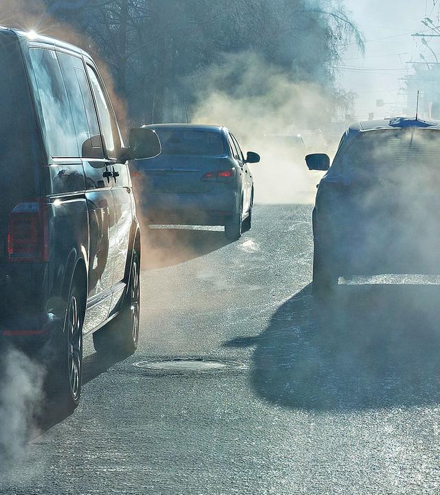 Autos mit Abgasen