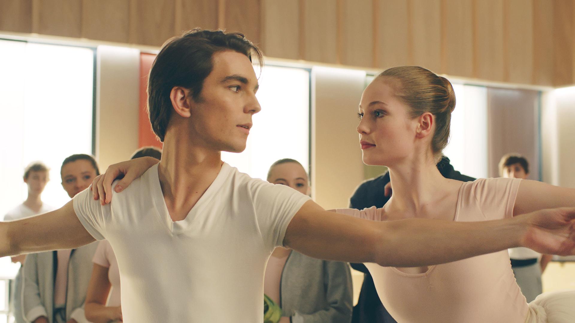 Max tanzt mit Thea im Proberaum – sie in der Rolle der Fee.