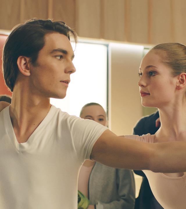 Max tanzt mit Thea im Proberaum – sie in der Rolle der Fee.