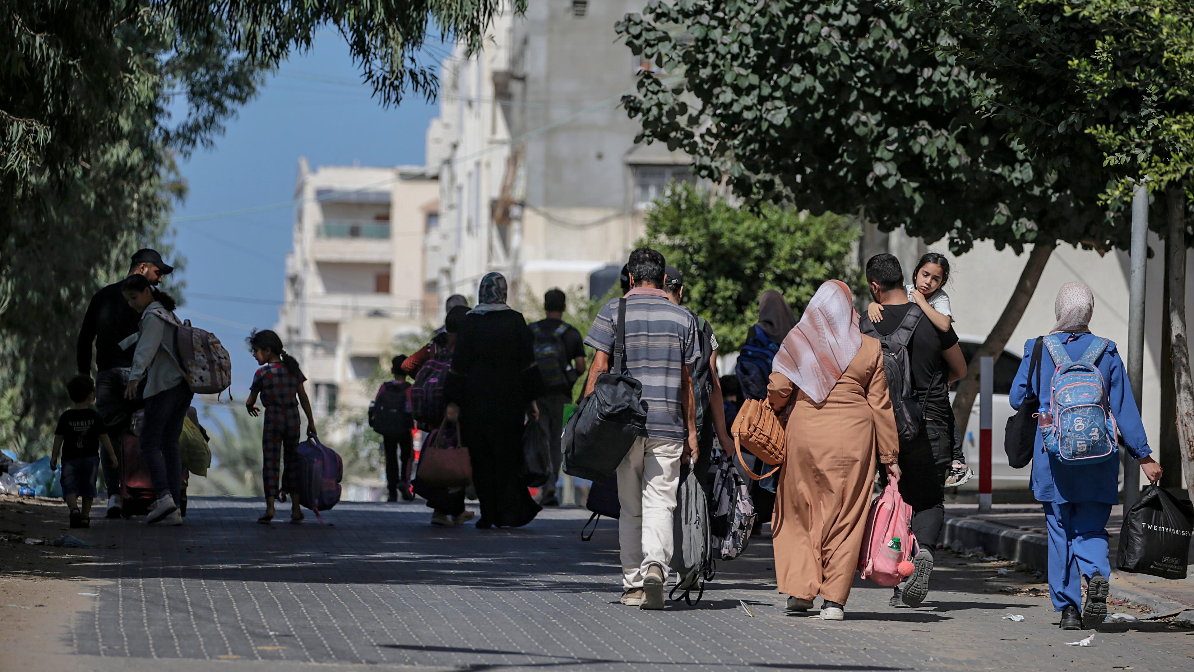 Palästinenser fliehen aus dem Gazastreifen