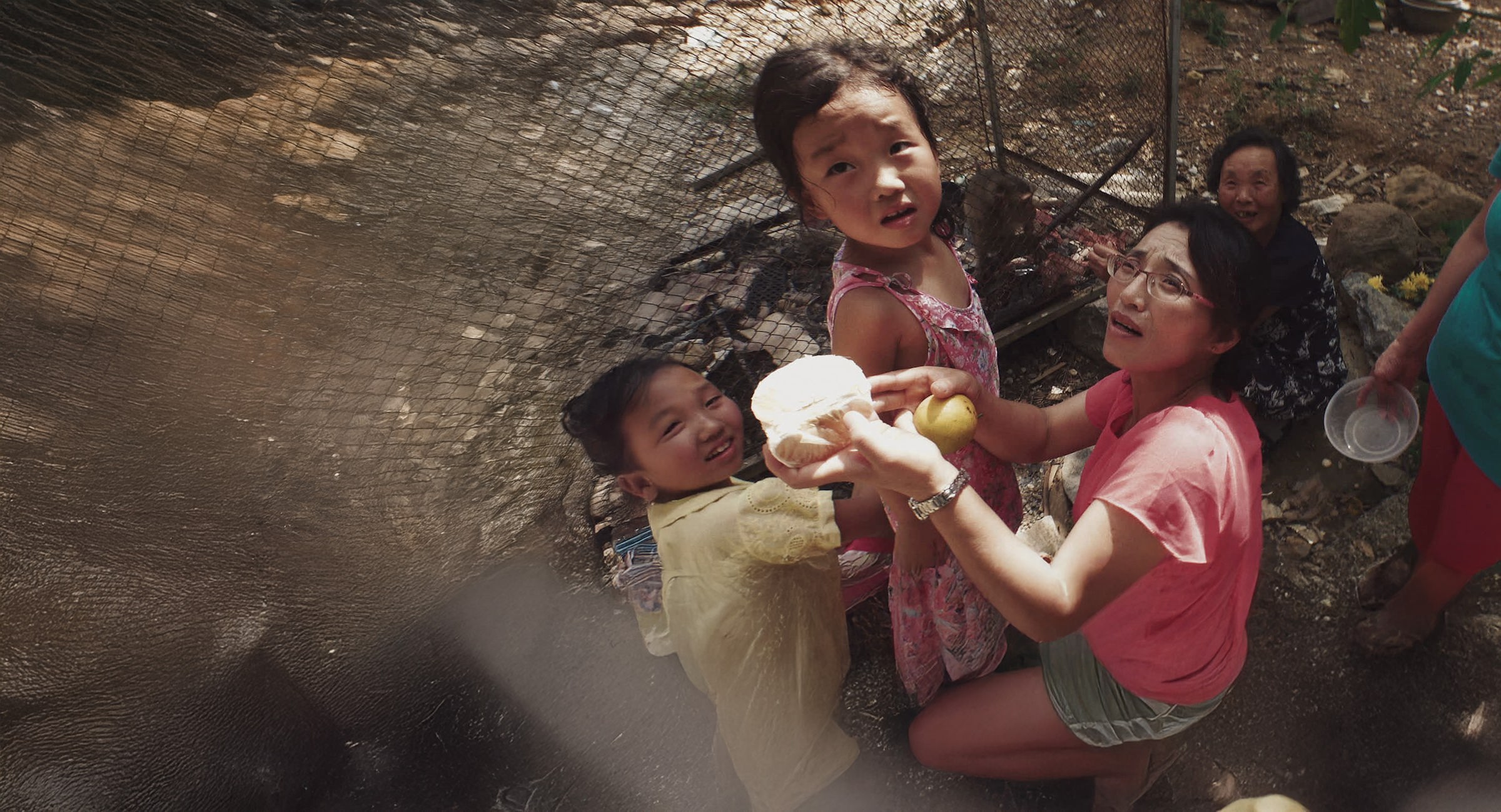 ine koreanische Familie beim behelfsmäßigen Zubereiten einer Mahlzeit