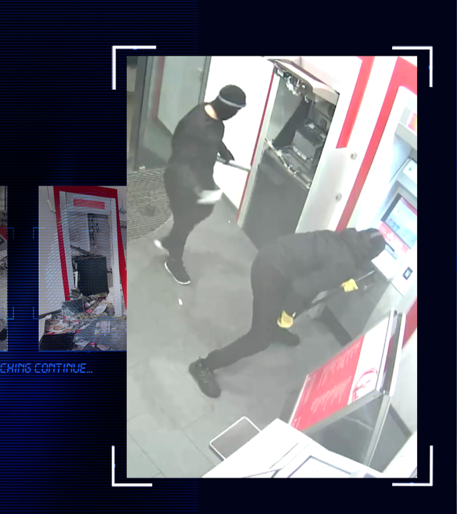 Bild aus der Überwachungskamera an einem Geldautomaten. Zwei Vermummte in schwarzer Kleidung manipulieren an zwei Geldautomaten. Links daneben: Lichtschematische Darstellung eines Fingerabdrucks.