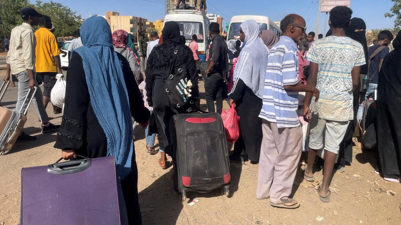 Leute versammeln sich um die Fluchtstation in Khartum während eines paramilitärischen Angriffs.