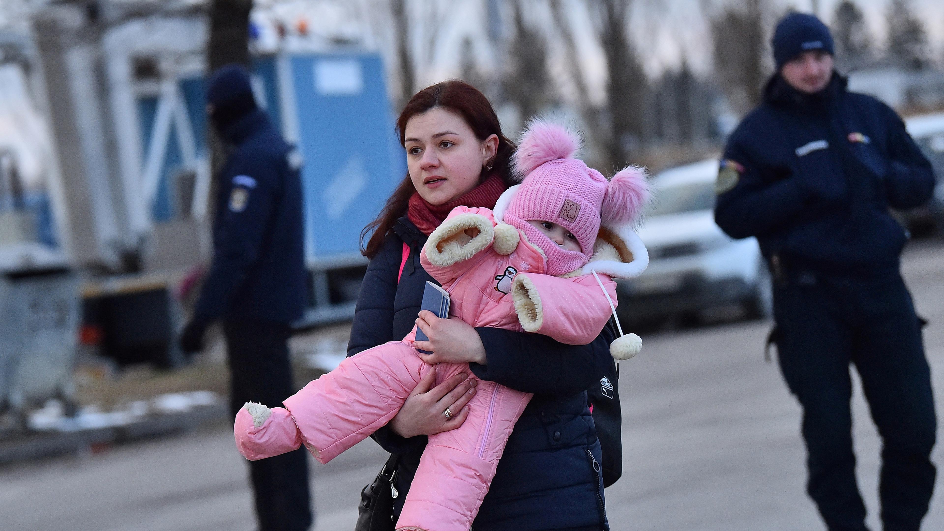 Eine ukrainische Frau bringt ihr Kind über die Grenze in Siret nach Rumänien, am 9. März 2022
