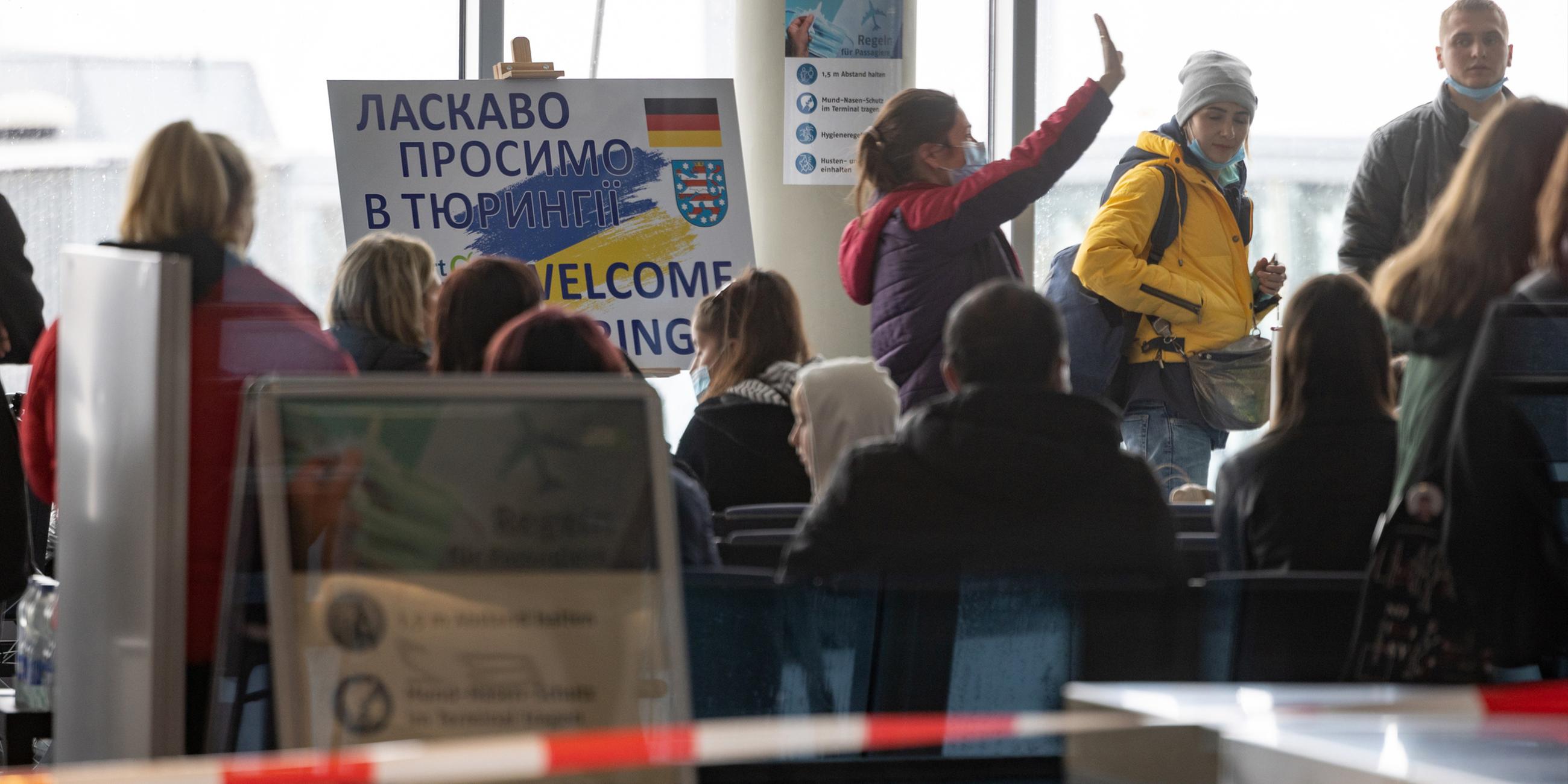  Flüchtlinge aus der Ukraine sind nach der Ankunft eines Flugzeuges aus Chisinau/Moldau im Sicherheitsbereich des Flughafen Erfurt-Weimar am 01.04.2022.