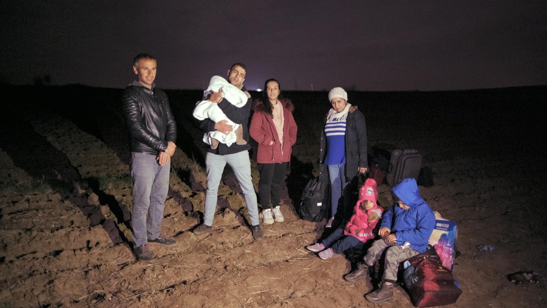 Flüchtlingsfamilie an der griechisch-türkischen Grenze