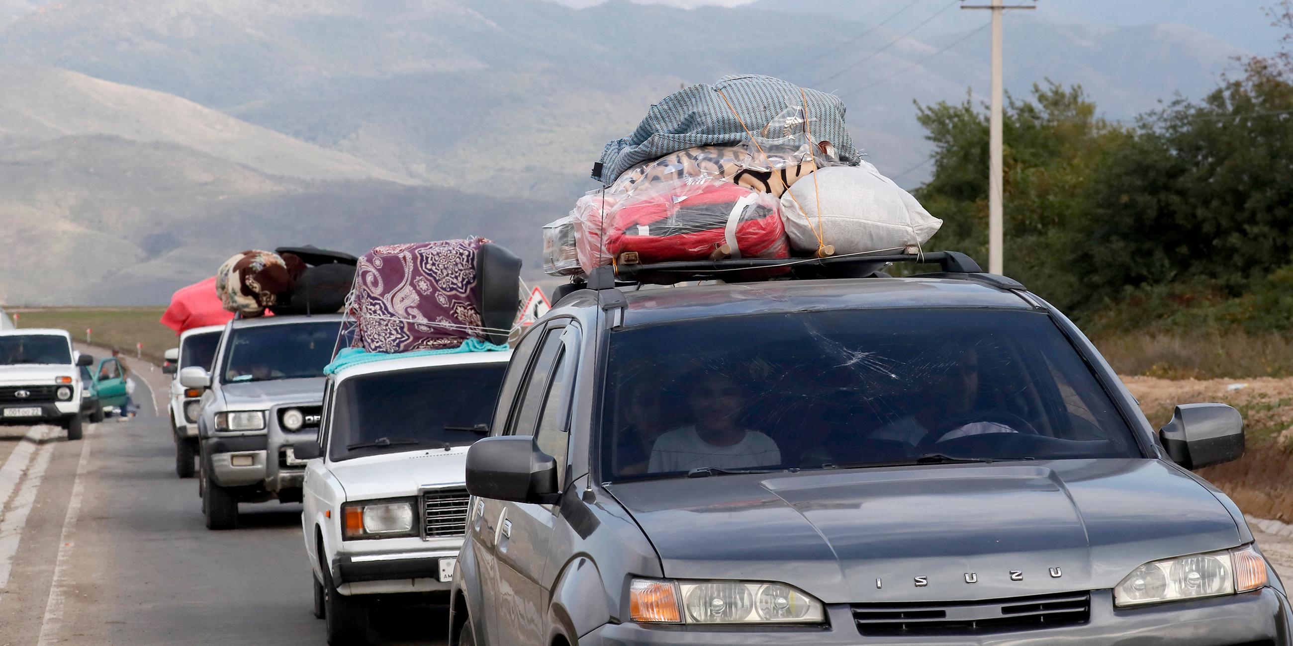 Ethnische Armenier aus Bergkarabach flüchten mit dem Auto nach Armenien