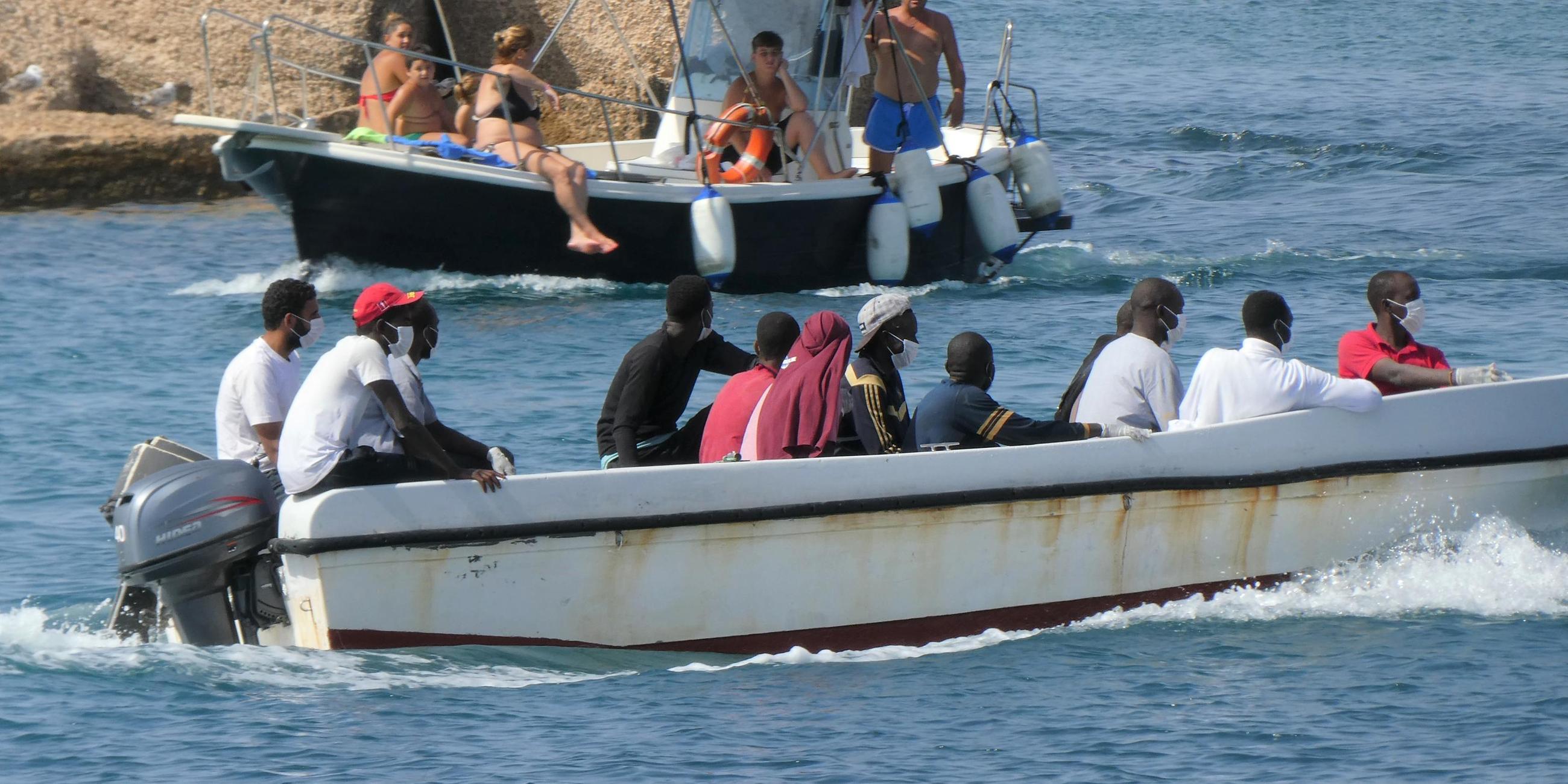 Flüchtlinge in einem kleinen Boot vor Lampedusa. Archivbild