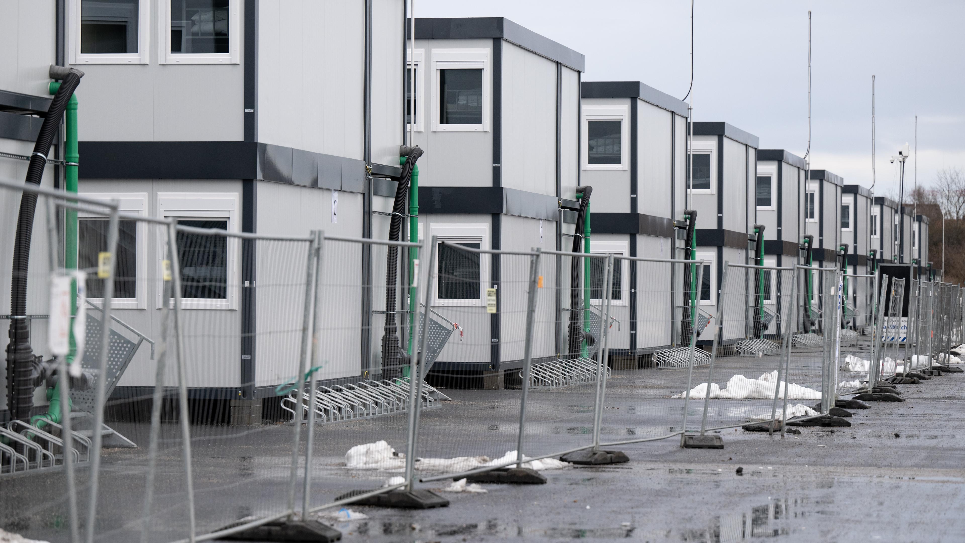 Wohneinheiten für Flüchtlinge sind bei einem Pressetermin in einer neuen Containerunterkunft zu sehen.