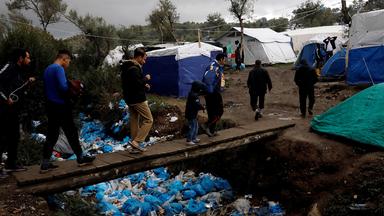 Archiv: Flüchtlinge in einem provisorischen Flüchtlingslager auf der griechischen Insel Lesbos, am 13.12.2019