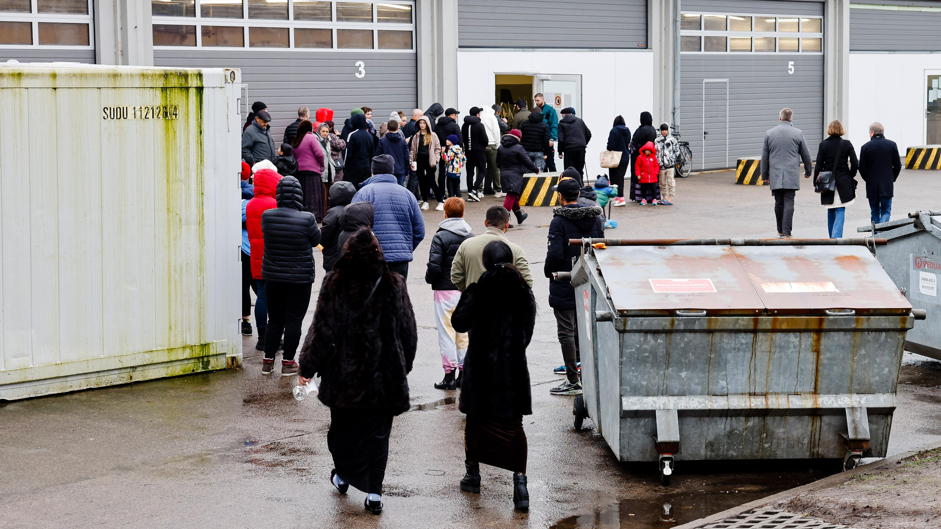 Menschen stehen Schlange bei der Essenausgabe in der Landesunterkunft der Gemeinde Seeth im Kreis Nordfriesland, aufgenommen am 21.03.2023