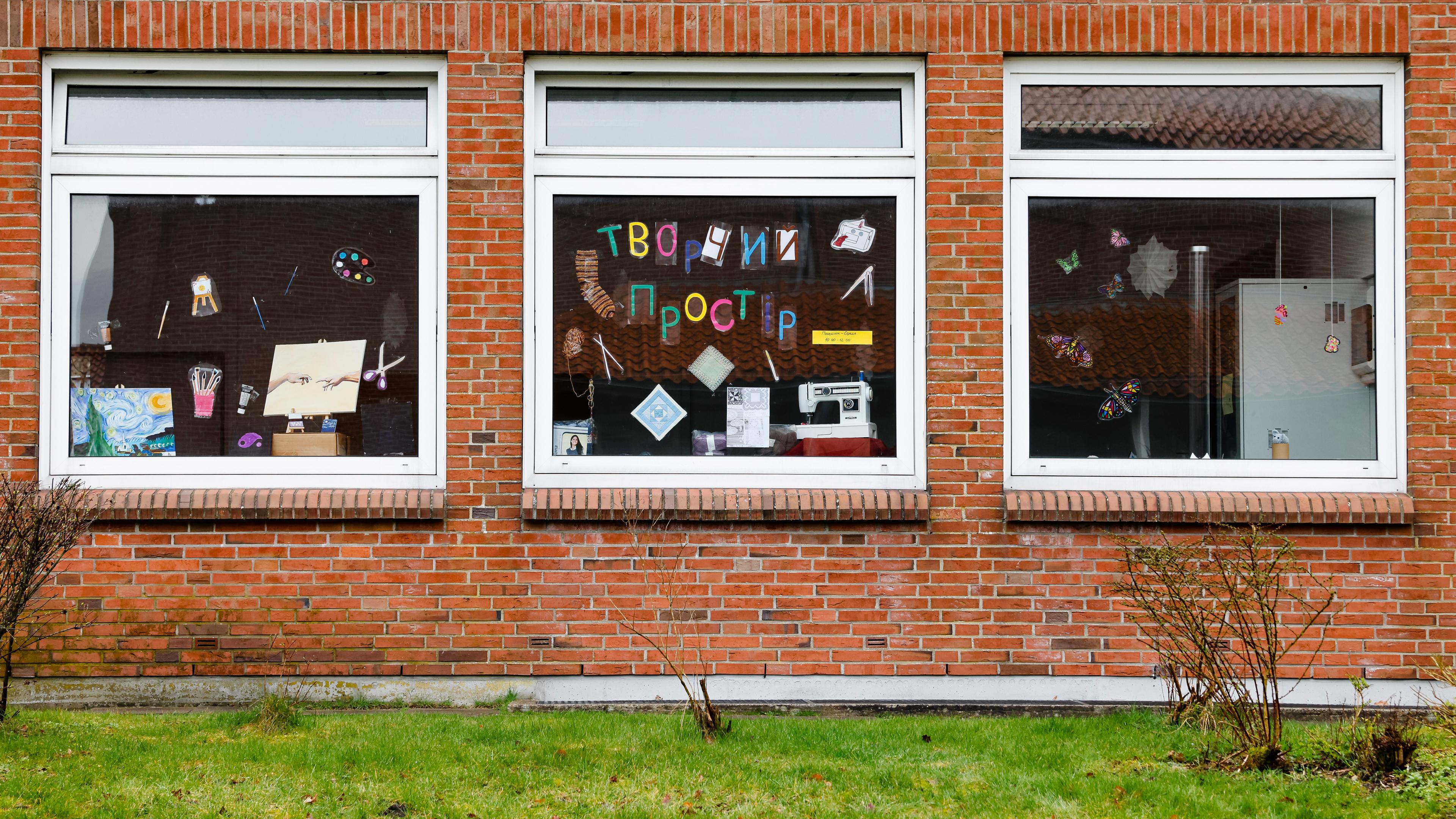 Die Fensterscheiben eines Hauses der Landesunterkunft der Gemeinde Seeth im Kreis Nordfriesland, sind bekleb, aufgenommen am 21.03.2023
