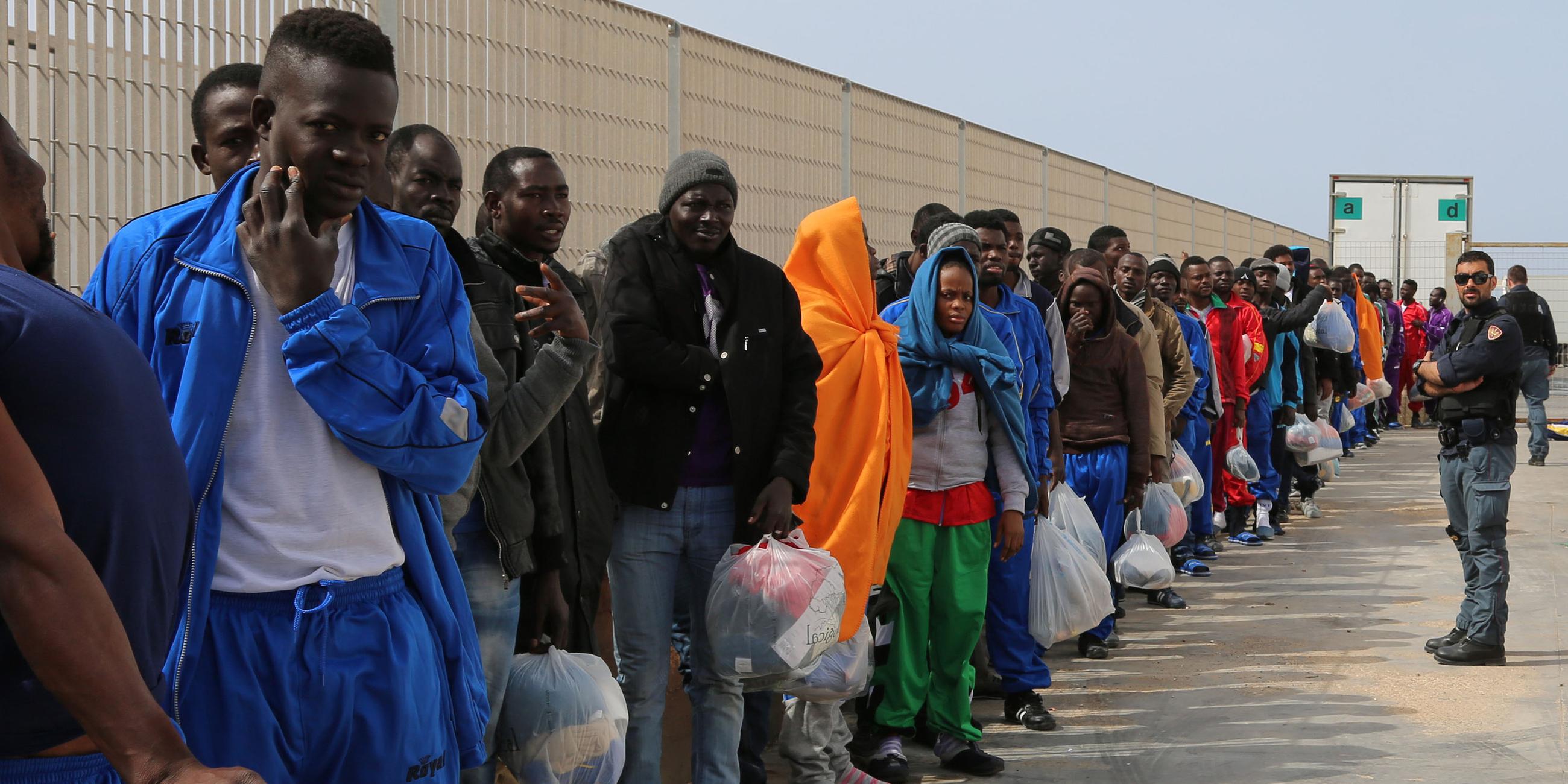 Wartende Flüchtlinge auf Lampedusa, Archivbild