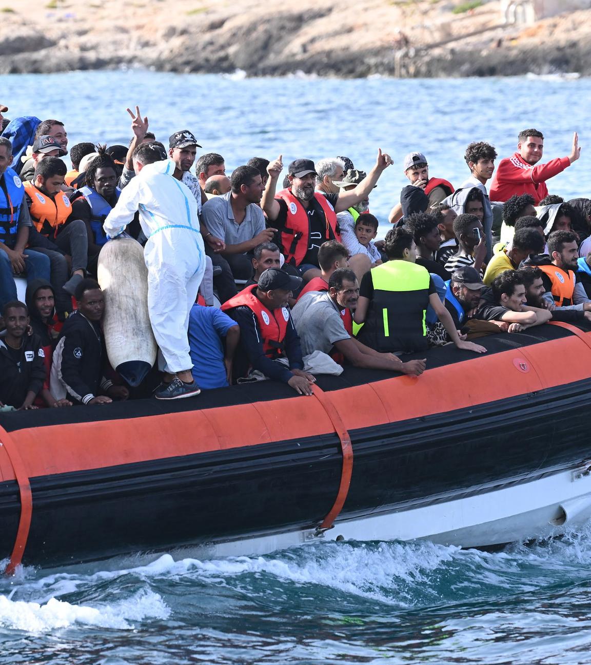 Migranten drängen sich an Deck des Patrouillenboots CP327 der italienischen Küstenwache, als es im Hafen von Lampedusa (Italien) einläuft, aufgenommen am 18.09.2023