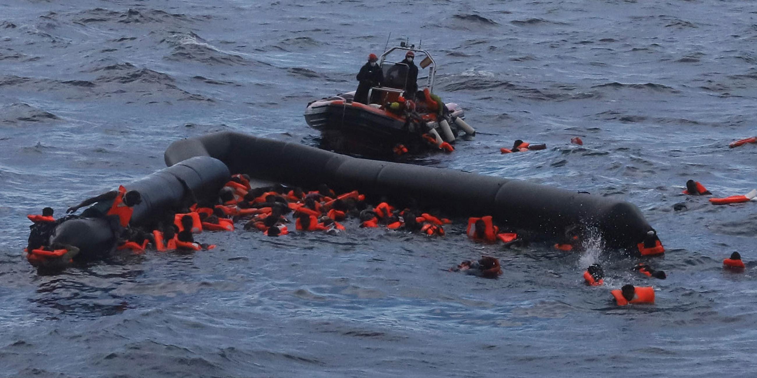 Flüchtlinge werden von Mitgliedern der spanischen Hilfsorganisation Open Arms nach einem Bootsunglück gerettet.