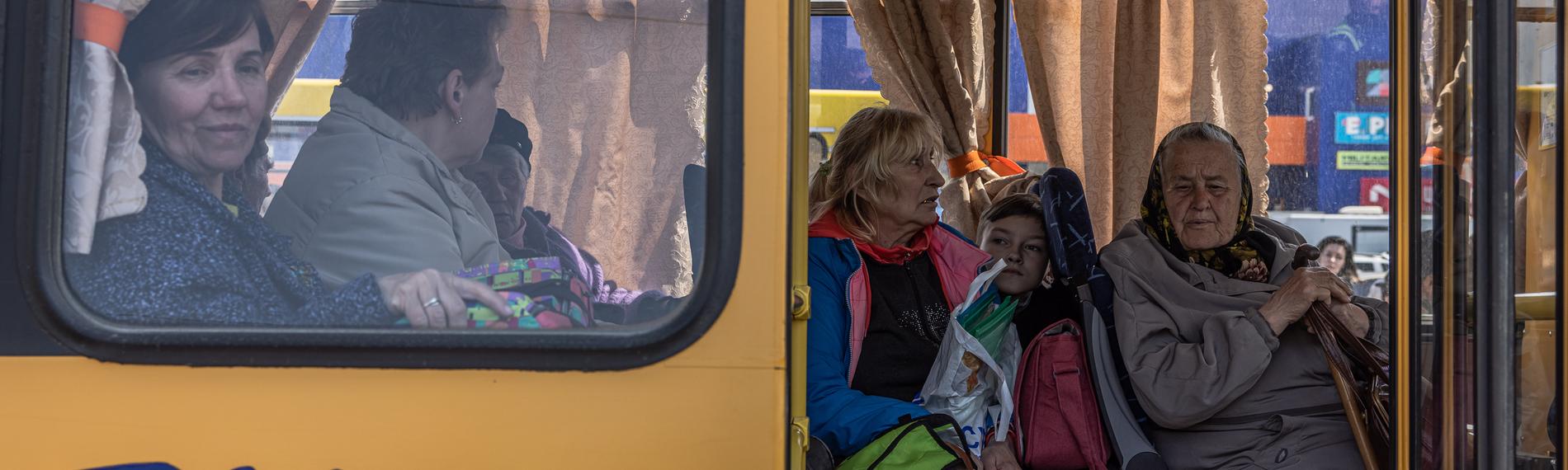 Binnenflüchtlinge in der Ukraine erreichen ein Umverteilungslager in Saporischschja.
