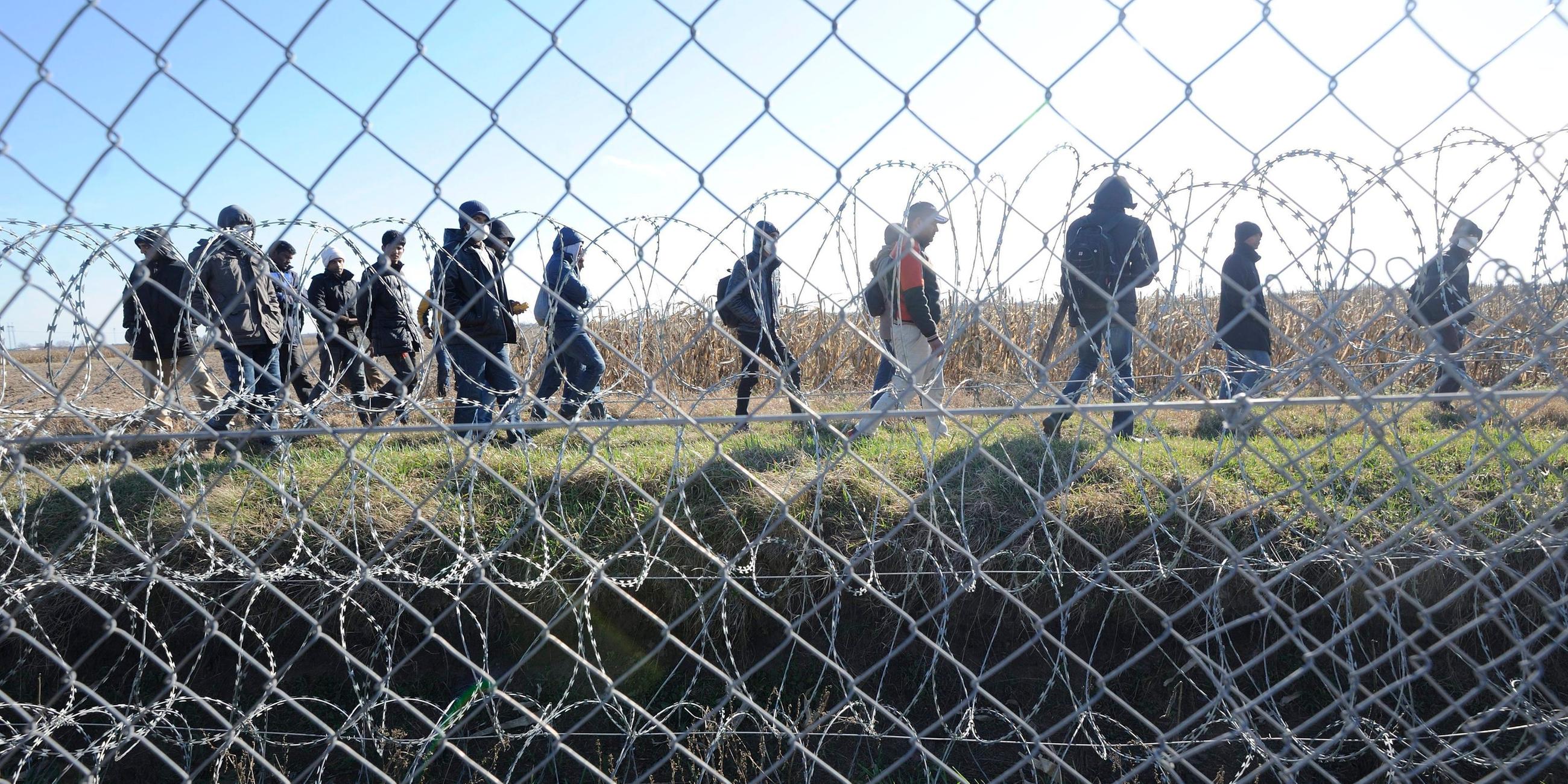 Flüchtlinge am ungarisch-serbischen Grenzzaun, Archivbild