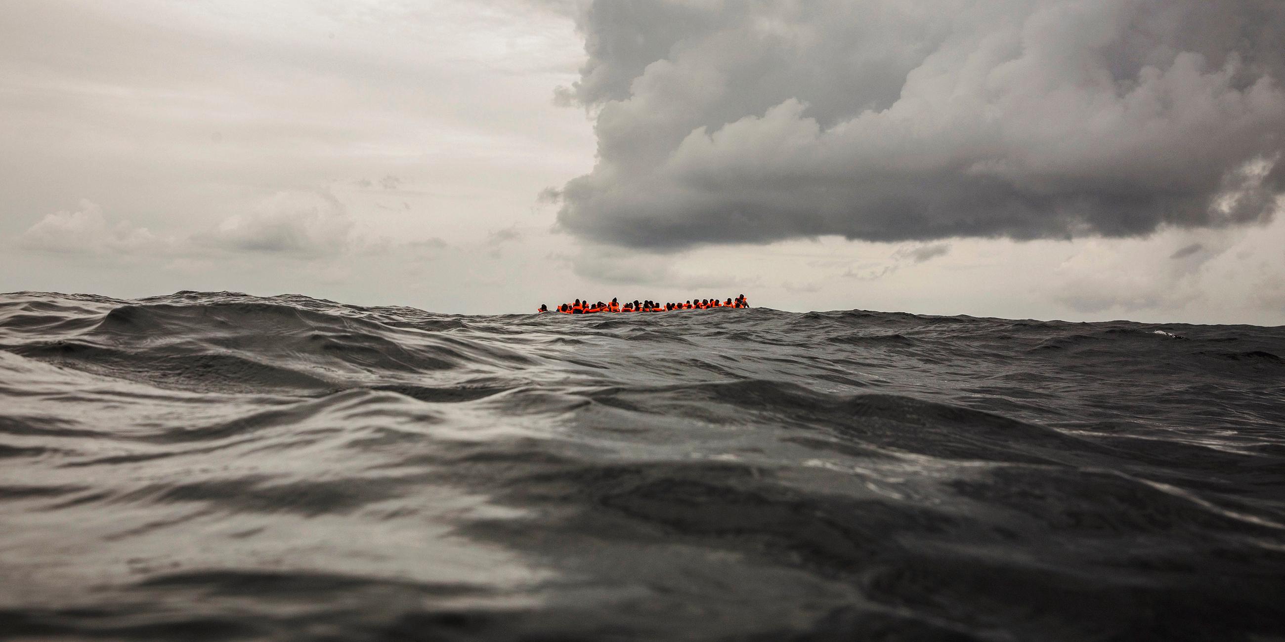 Ein Boot mit geflüchteten Menschen auf dem Meer.