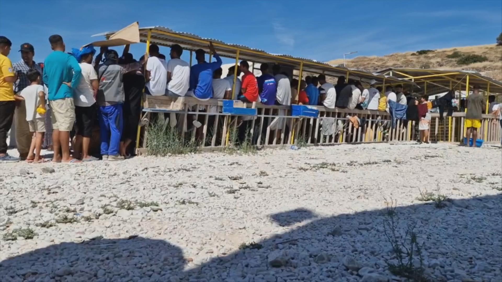 Migranten warten in einer Schlange im Flüchtlingscamp auf der griechischen Insel Lesbos