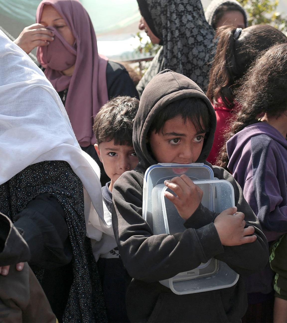 Palästinensische Flüchtlinge warten auf Lebensmittel