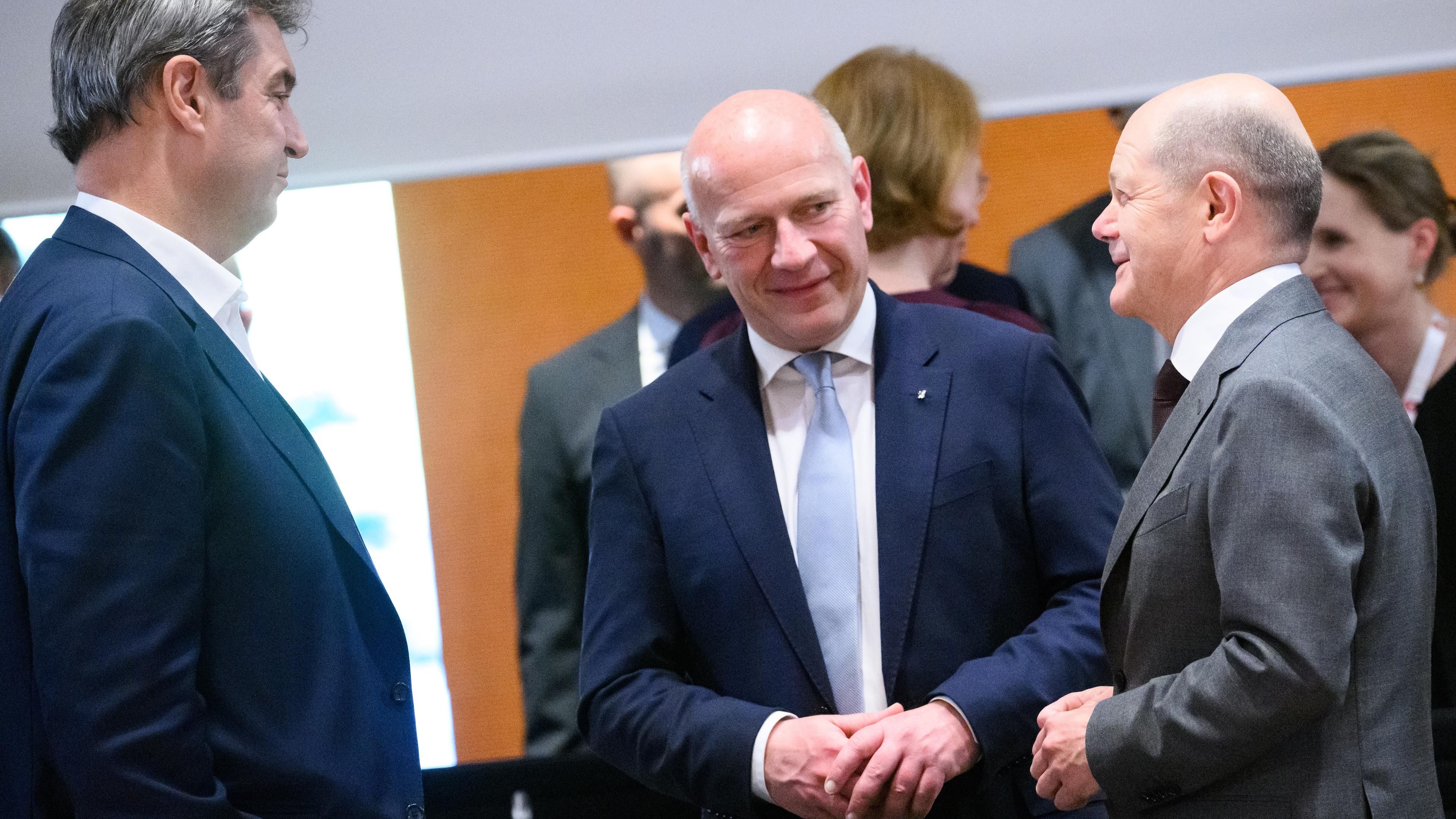 Markus Söder (l-r, CSU), Ministerpräsident von Bayern, Kai Wegner (CDU), Regierender Bürgermeister von Berlin, und Bundeskanzler Olaf Scholz (SPD) unterhalten sich zu Beginn des Bund-Länder-Gipfels im Bundeskanzleramt.