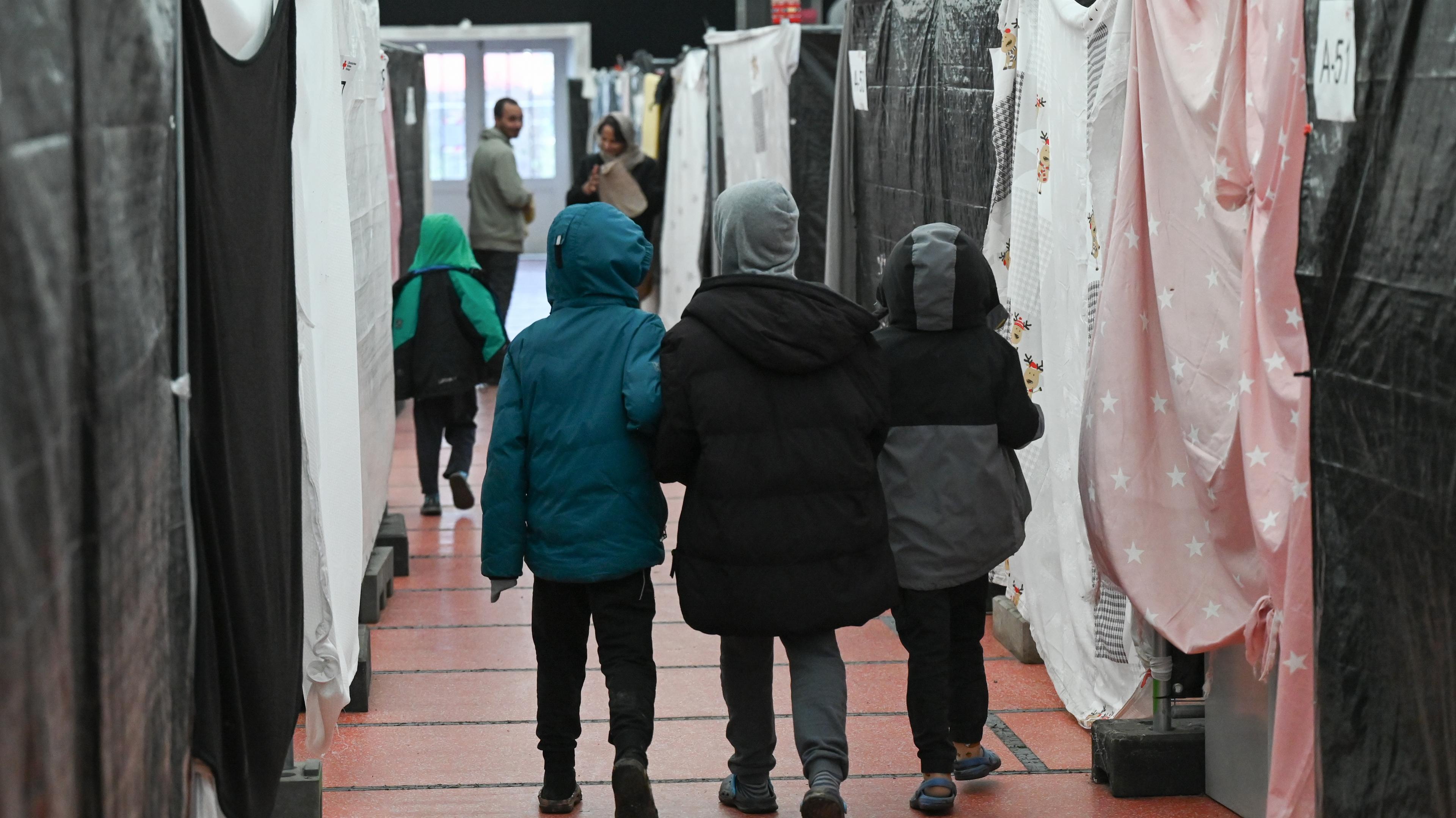 Hessen, Bensheim: Flüchtlingskinder gehen durch ein Zelt der Flüchtlingsunterkunft.