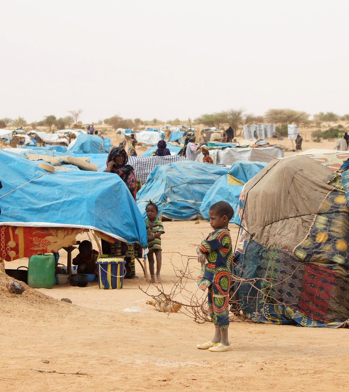 Flüchtlinge aus Mali stehen in Flüchtlingslager in Maingaize (Mali/Niger)