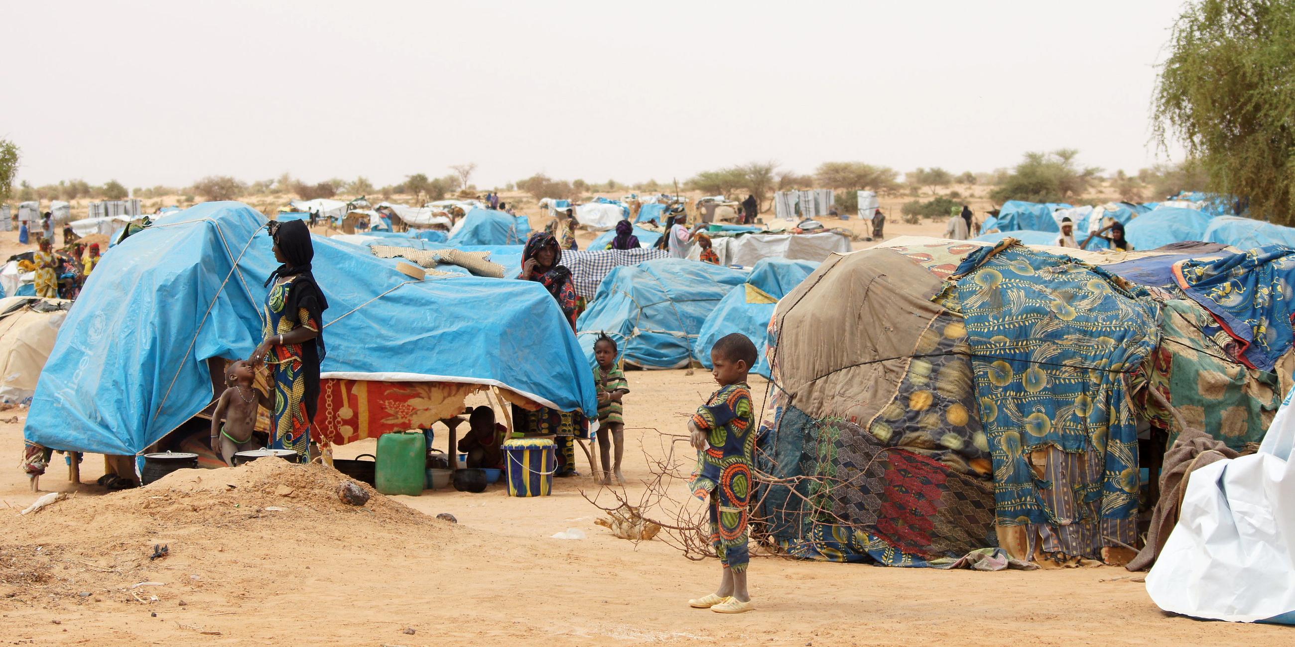 Flüchtlinge aus Mali stehen in Flüchtlingslager in Maingaize (Mali/Niger)